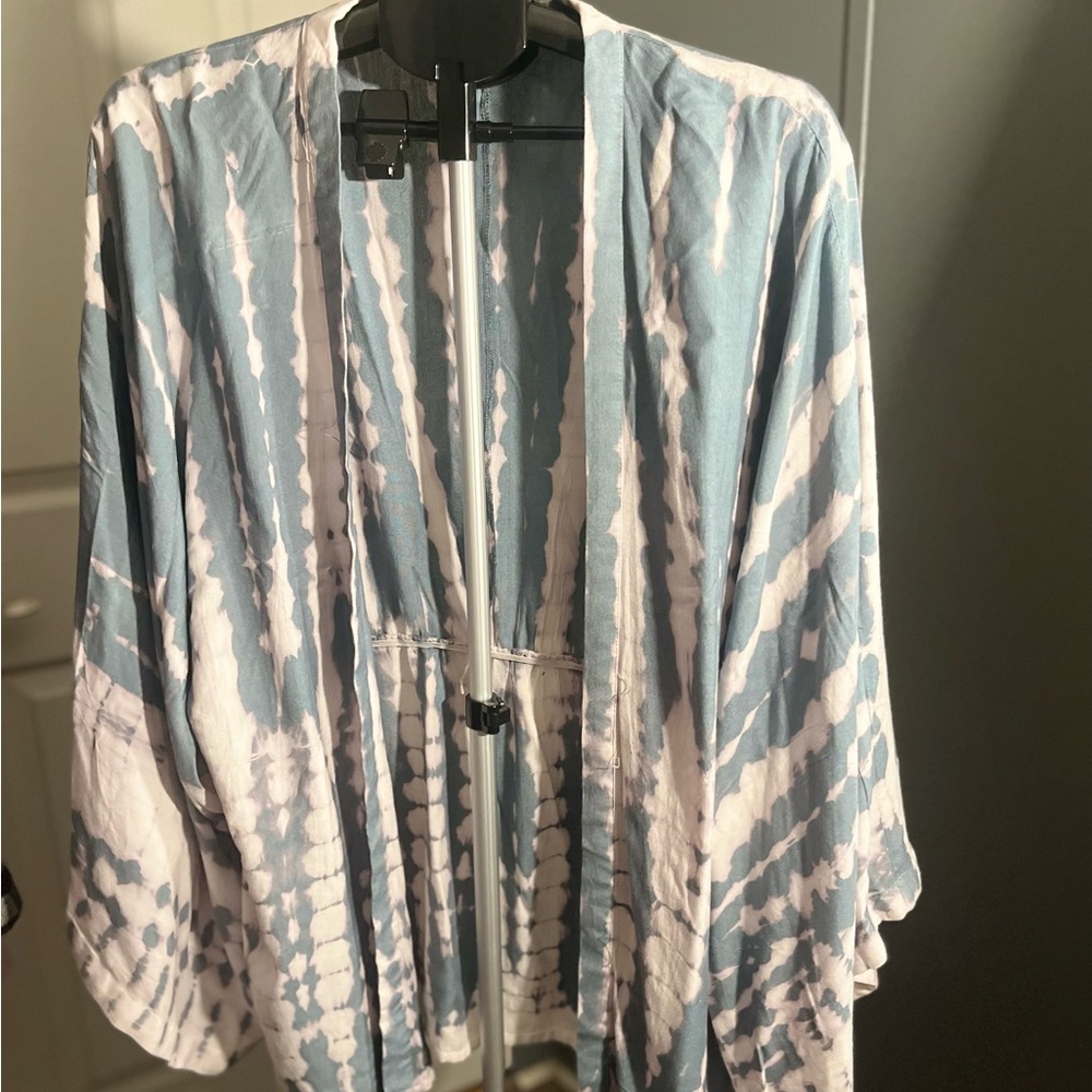 Elegant Blue and White Women's Kimono.